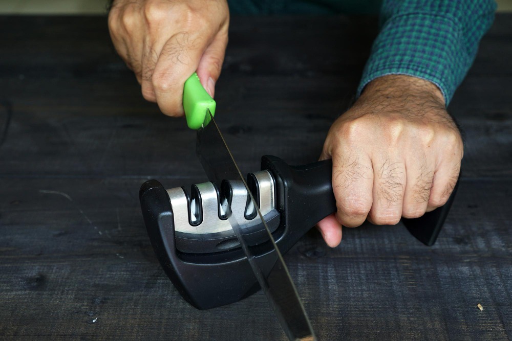 With good quality knives being so expensive, the demand for knife sharpening services has boomed. There are today endless debates on the pros and cons of different knife sharpening techniques and whether getting the job done by a local knife sharpener is better or if doing it yourself makes sense. Professional local knife sharpening is better and here’s why: